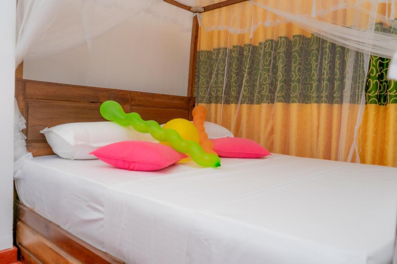 Rainforest Holiday Inn Деніяя Екстер'єр фото
