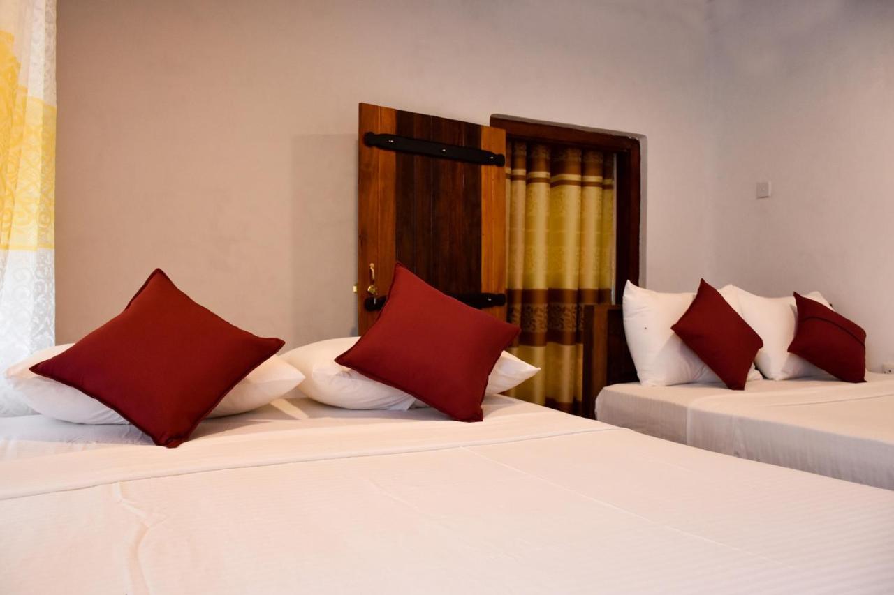 Rainforest Holiday Inn Деніяя Екстер'єр фото