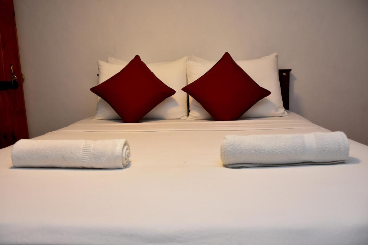 Rainforest Holiday Inn Деніяя Екстер'єр фото