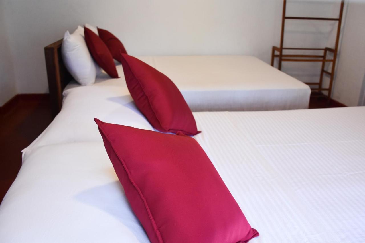 Rainforest Holiday Inn Деніяя Екстер'єр фото